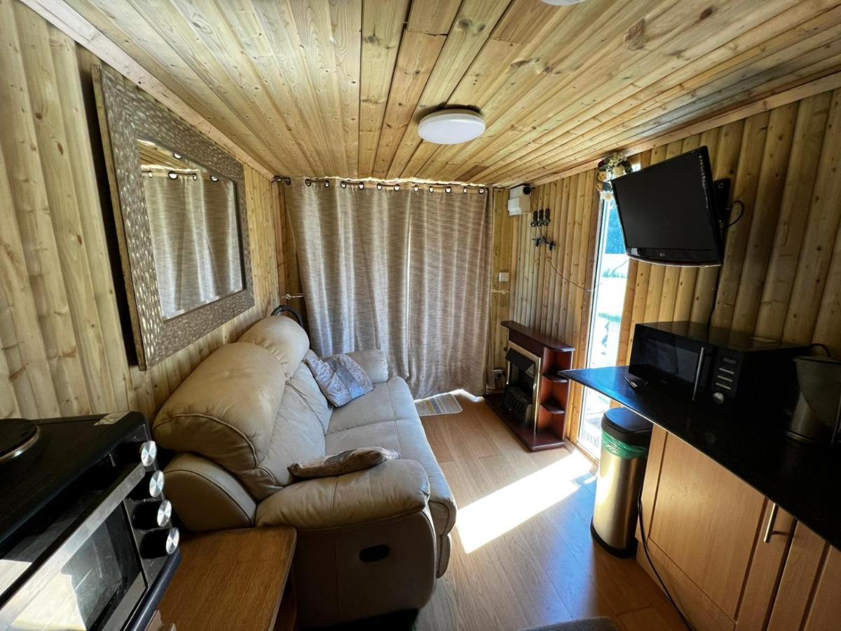The Caduceus Quality Budget Cabins Chertsey Exterior photo