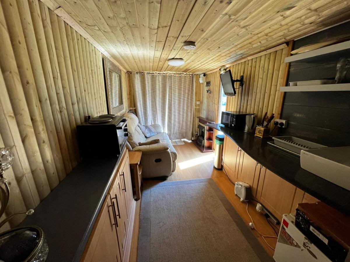 The Caduceus Quality Budget Cabins Chertsey Exterior photo